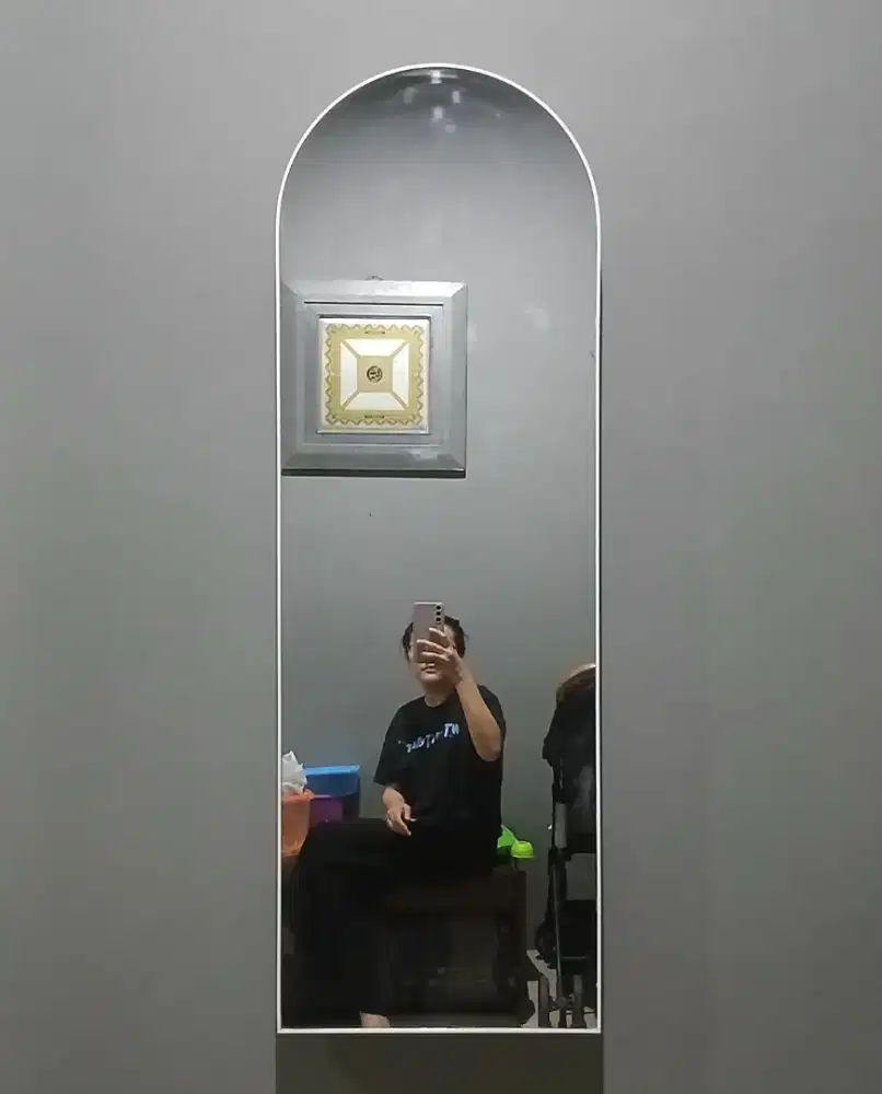 Standing miror putih