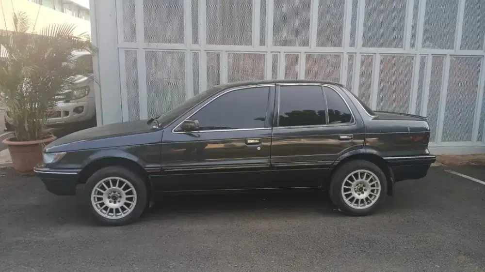 Di jual mobil sedan Mitsubishi Lancer