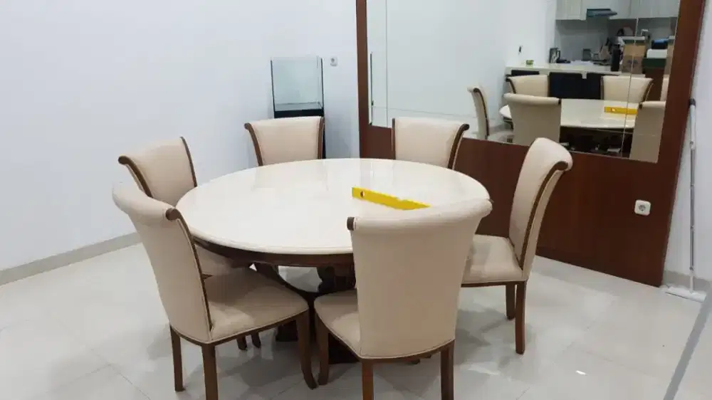 Meja makan marmer