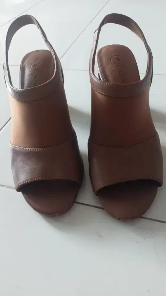Sendal sepatu hush puppies size 38