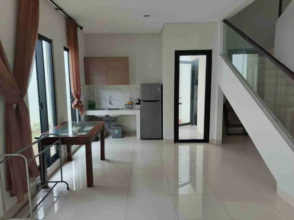 Rumah Emily semi furnish dengan KT 2, sudah ada AC, kulkas, gordyn, canopy  dan muat 3 mobil