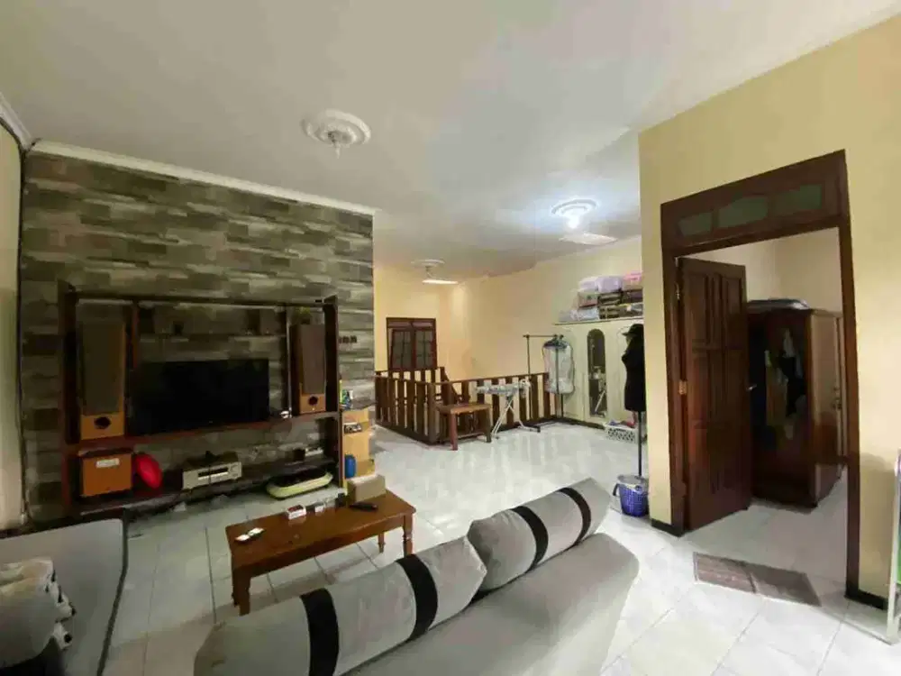 rumah murah 2 lt selangkah ke jalan raya sulfat kondisi bagus siap huni. hanya 20 m dari jalan raya