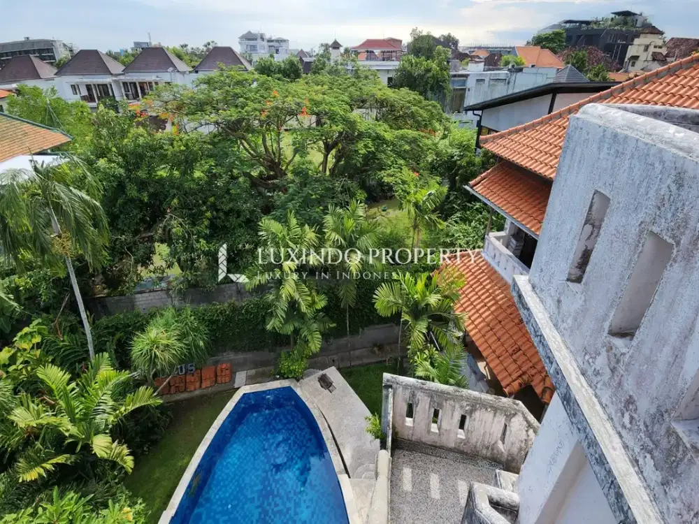 DIJUAL VILLA DENGAN 3 KAMAR TIDUR DI SEMINYAK
