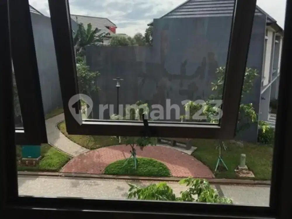 Rumah @Precia Eminent BSD Samping dan depan rumah taman BSD