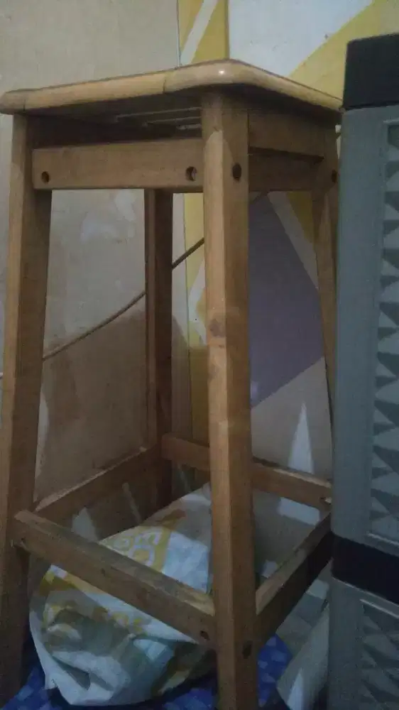 Bangku kayu tinggi