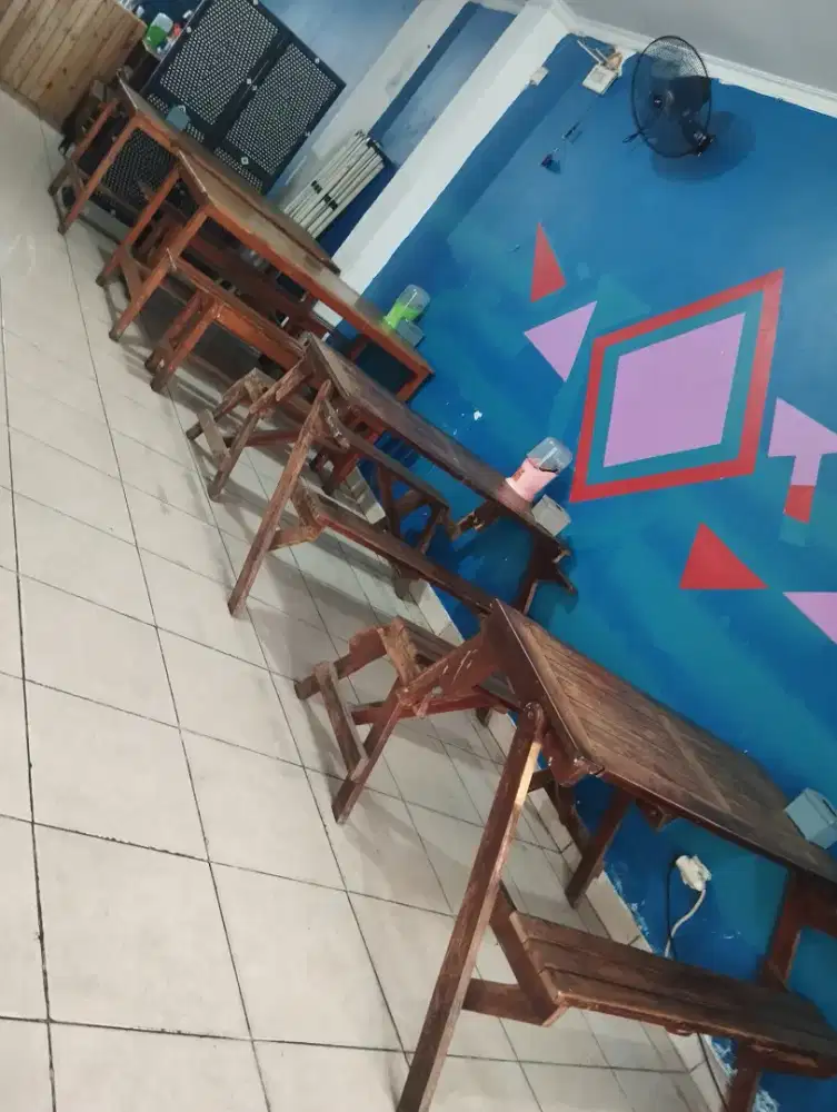 Meja dan bangku kayu