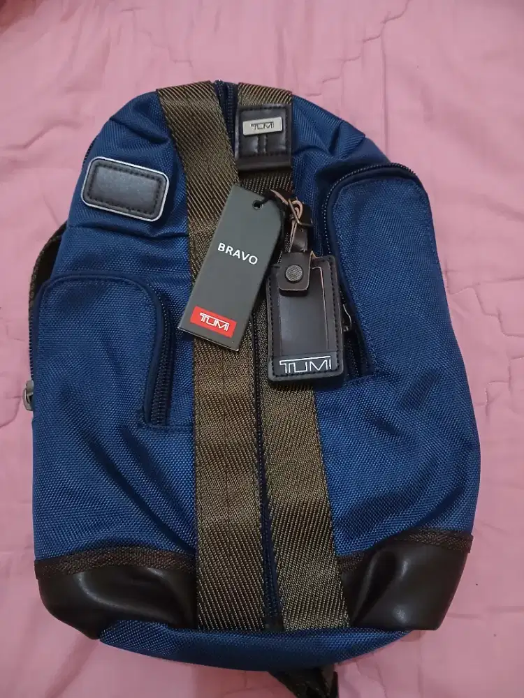Tumi tas selempang