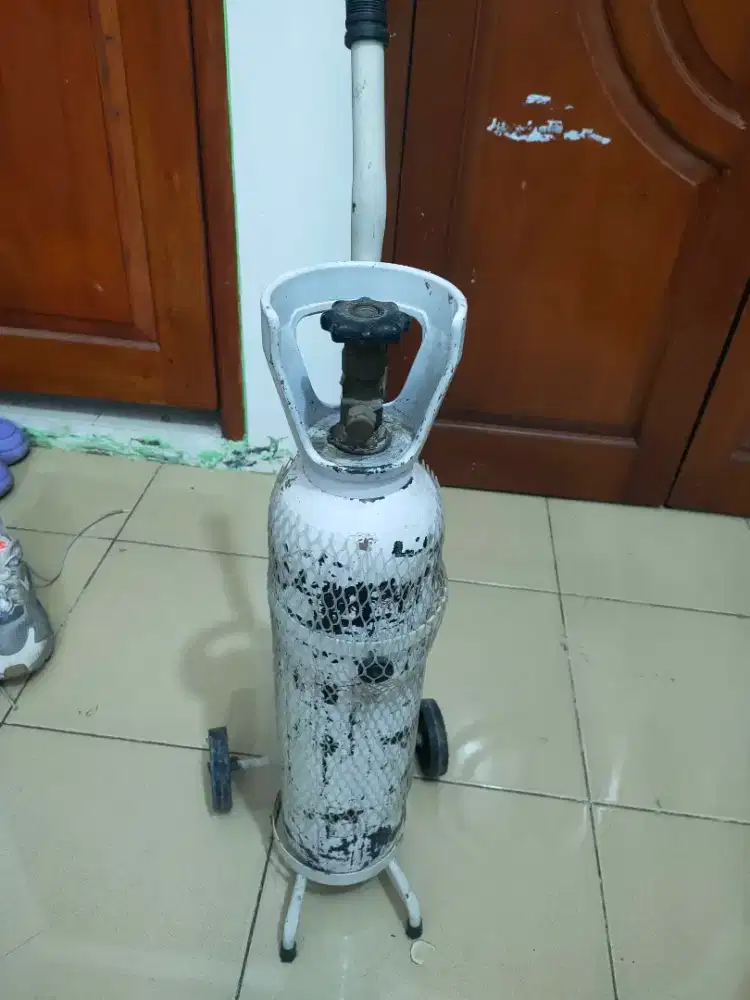 Satu set tabung oksigen medis ukuran 1 m3 beserta trolinya