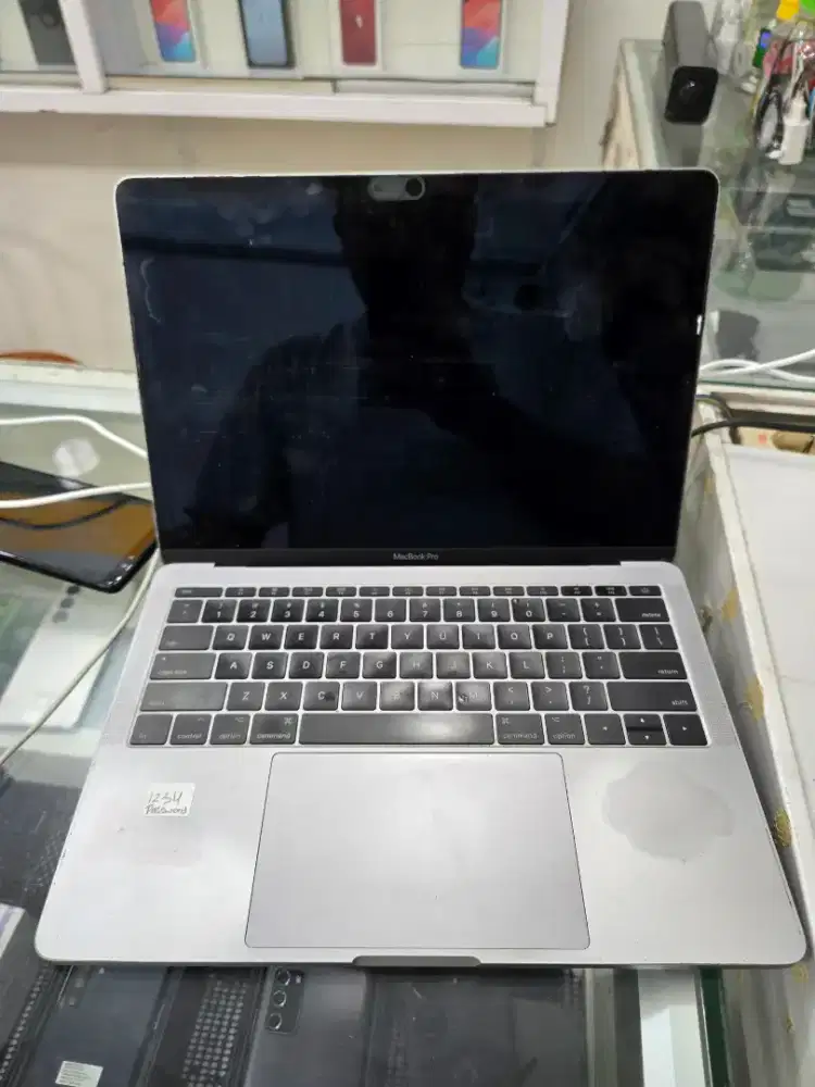 MacBook pro 2017 core i5 8/256gb