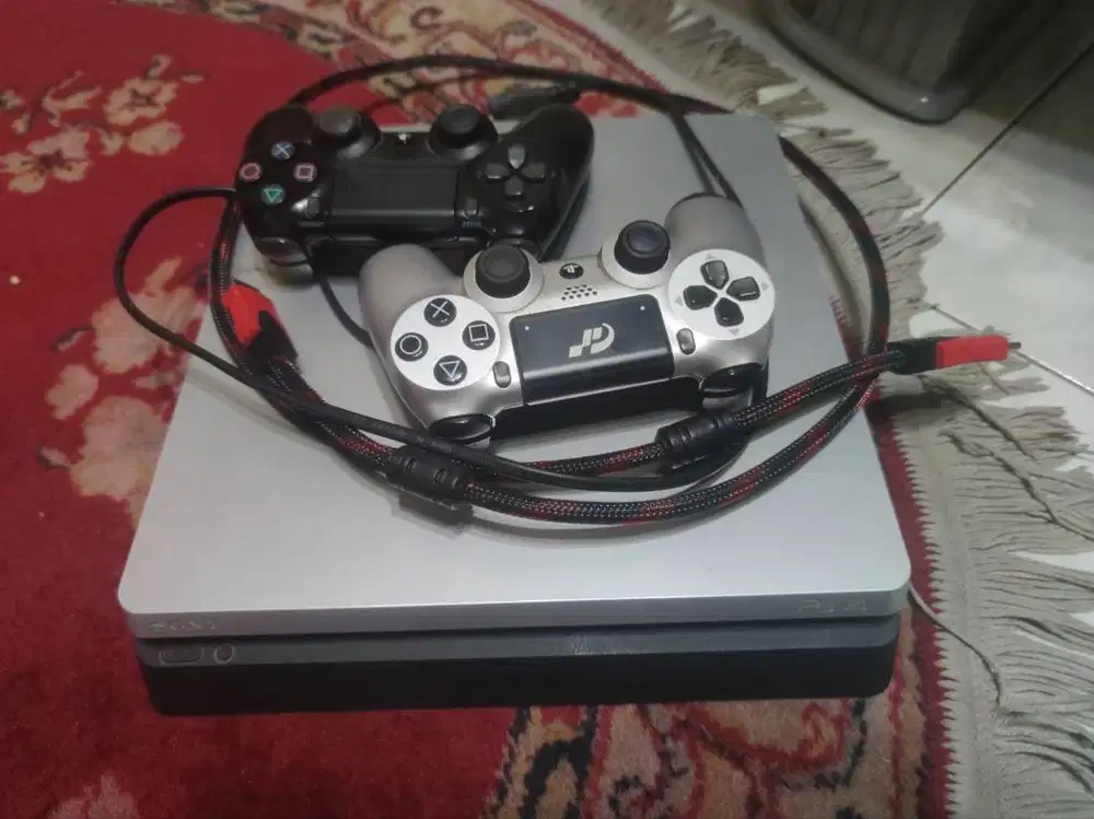 [LIMITED EDITION] PS4 Slim Gran Turismo Sport 1TB + 2 Stik DualShock 4