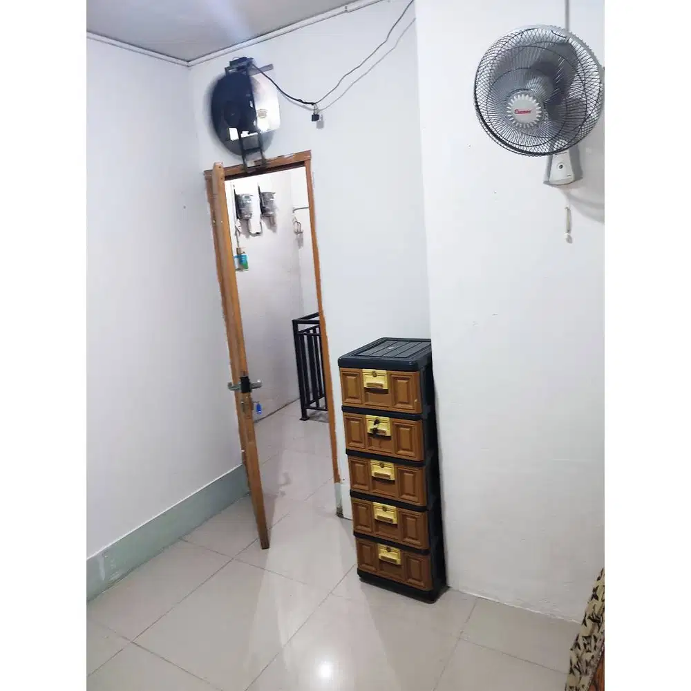 Sewa Kost 1 Petak Murah (Sudah Termasuk Kasur, Kipas, Lemari)