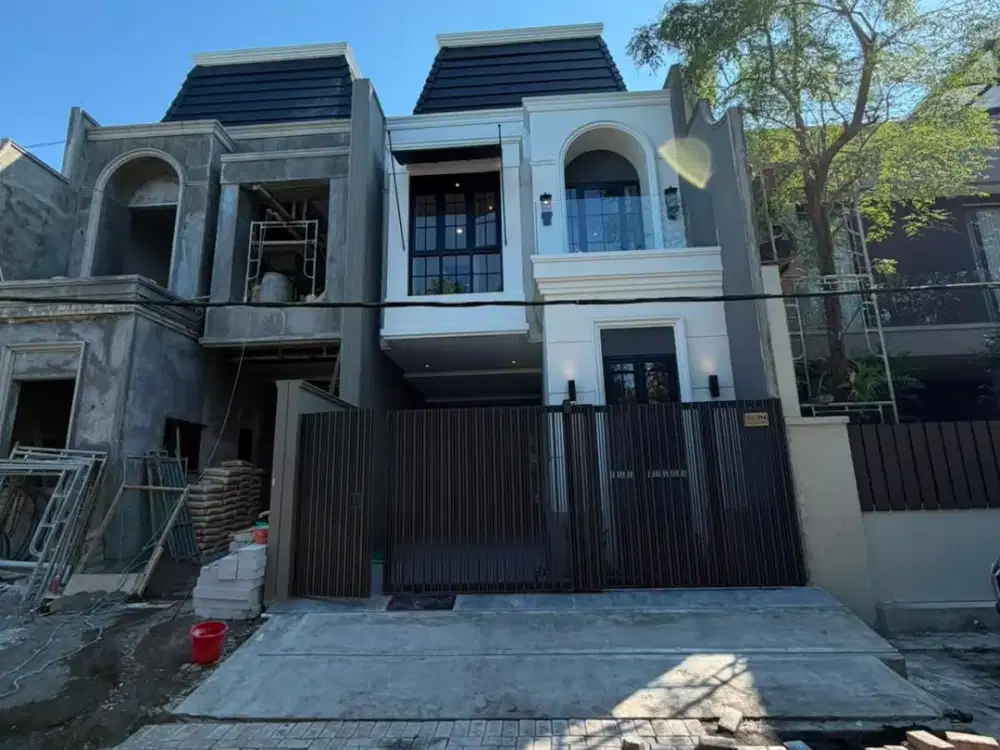 RUMAH AMERICAN STLE DI TENGAH KOTA,MANYAR INDAH