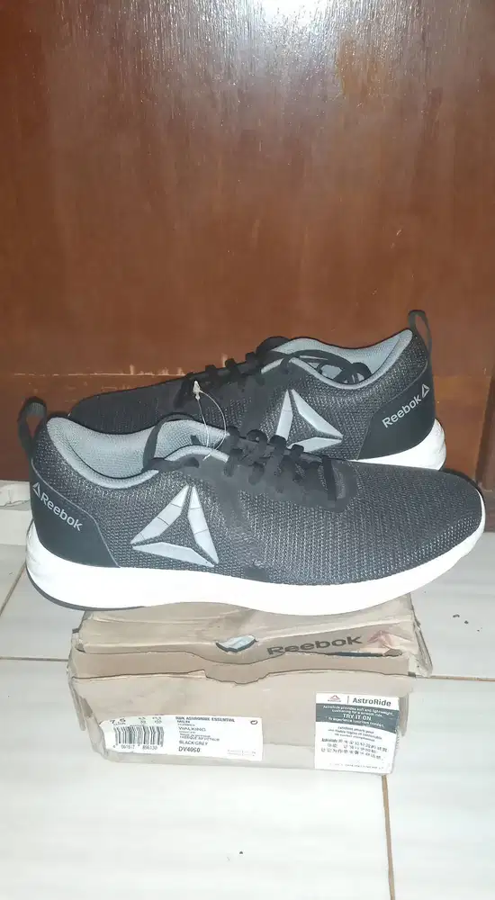 Sepatu Pria Reebok Astroride Essential Size 40