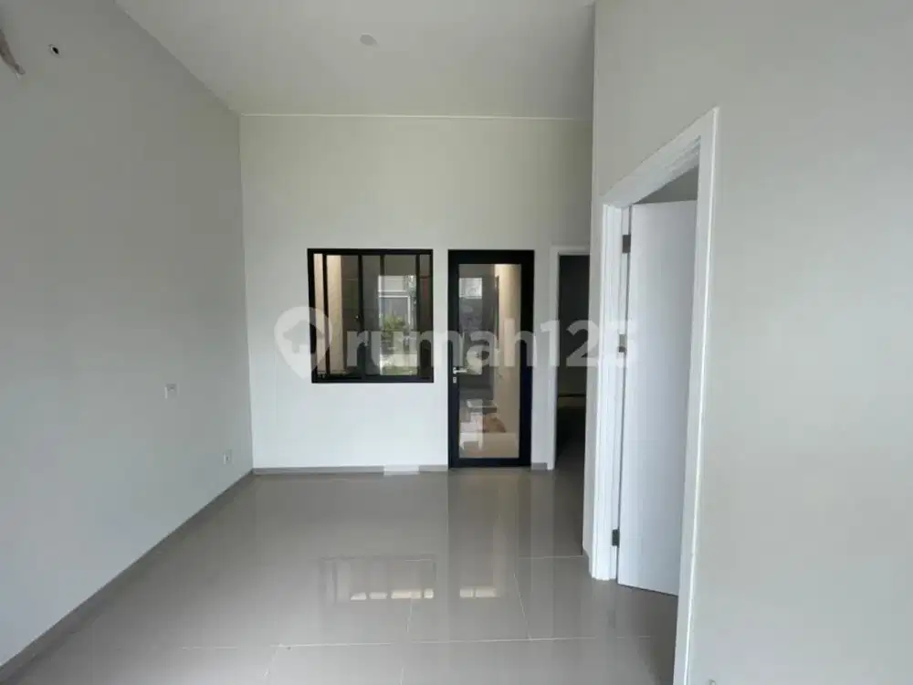 Rumah, 1 Lantai, SHM, di Cluster U Ville