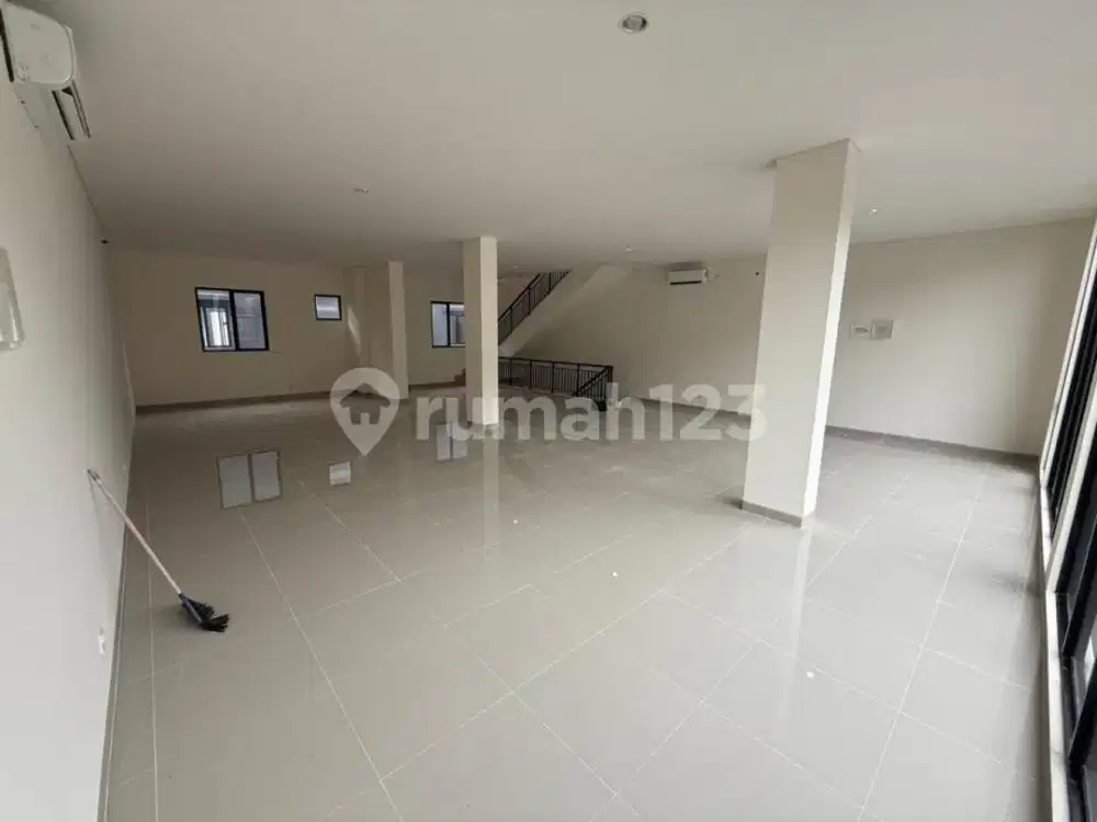 Siap Huni, Ruko Gandeng, 3 Lantai, di Hampton