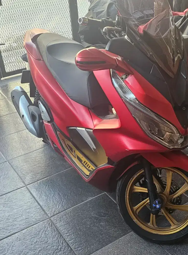 Honda pcx merah 2018
