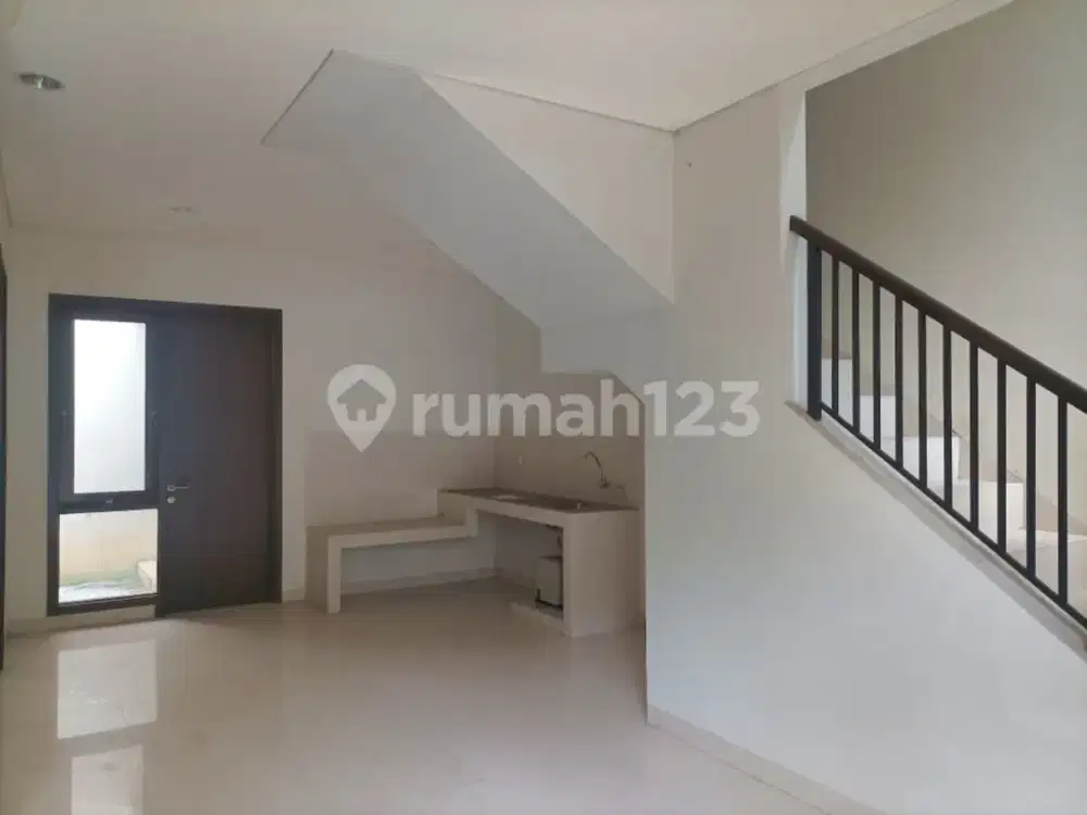 Rumah, 3 Lantai, Siap Huni, di Regentown