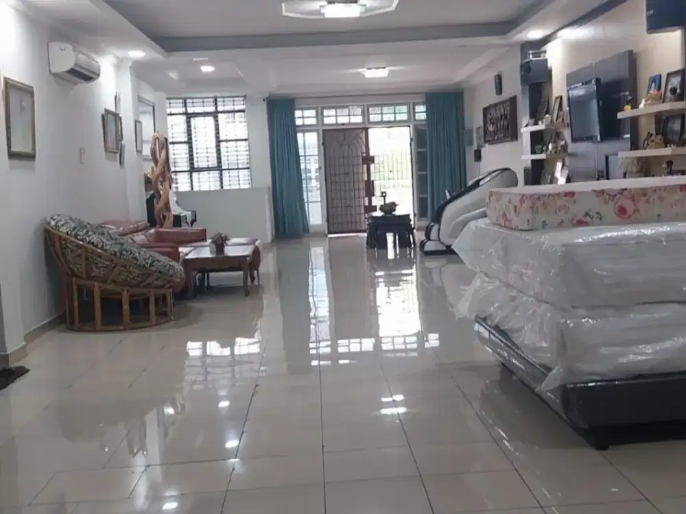RUMAH 2,5 LANTAI LLOKASI STRATEGIS
