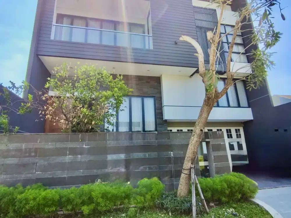 DIJUAL RUMAH WATERFRONT CITRALAND 2.5LT 5KT SPLIT LEVEL SEMI FURNISH
