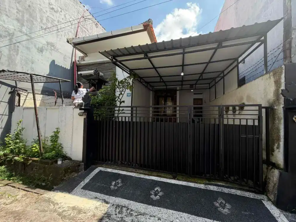 Rumah Non-Furniture dengan Sanggah di lantai 2