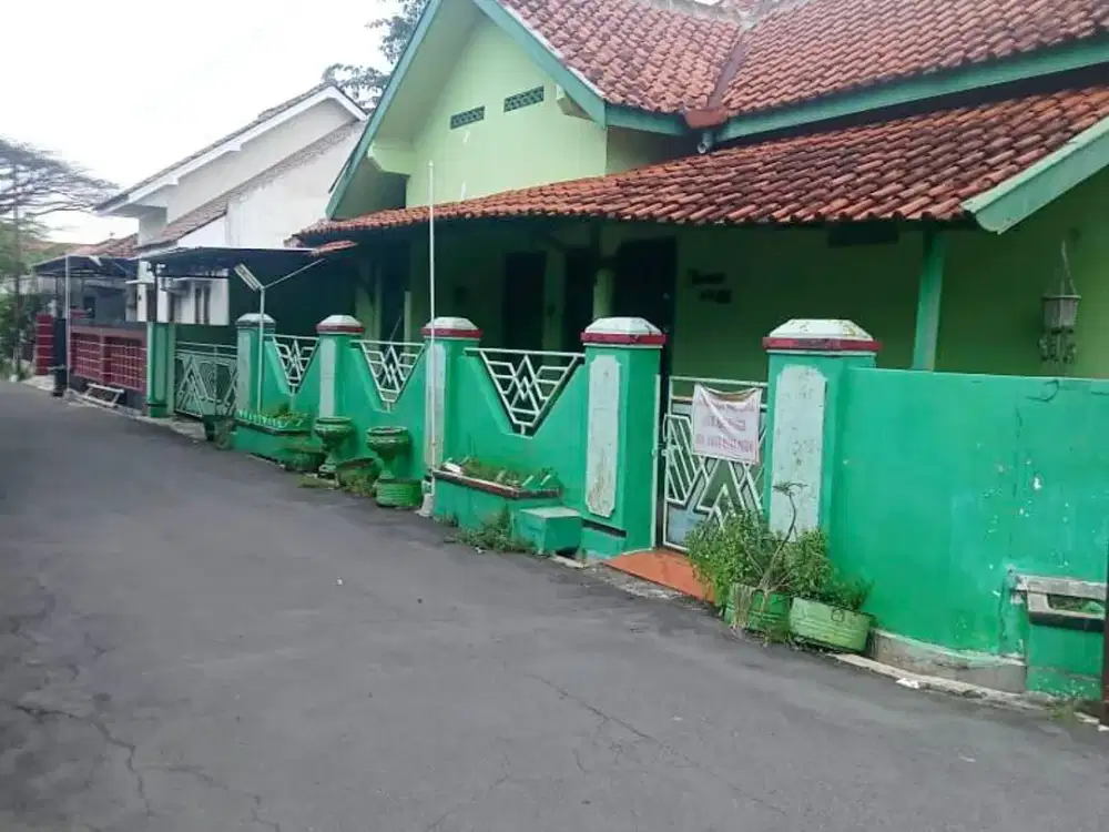 Rumah di Klaten Jateng Hadap Selatan Listrik 1300 Watt Lebar Jalan 2 Mobil Longgar