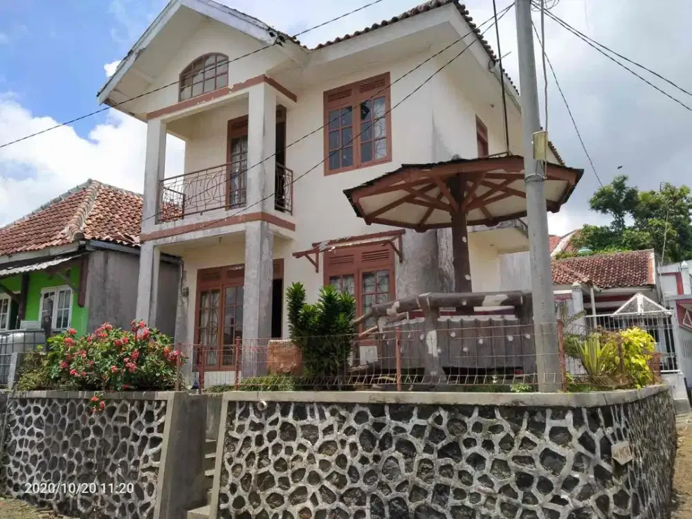 Dijual villa cipendawa Cipanas puncak furnish
Lt 145 lb 200
 kamar tidur 4,kamar mandi 2.kamar pembantu 1,kamar mandi pembantu 1
Listrik 2200,air sumur
Hadap timur laut 
400jt nego