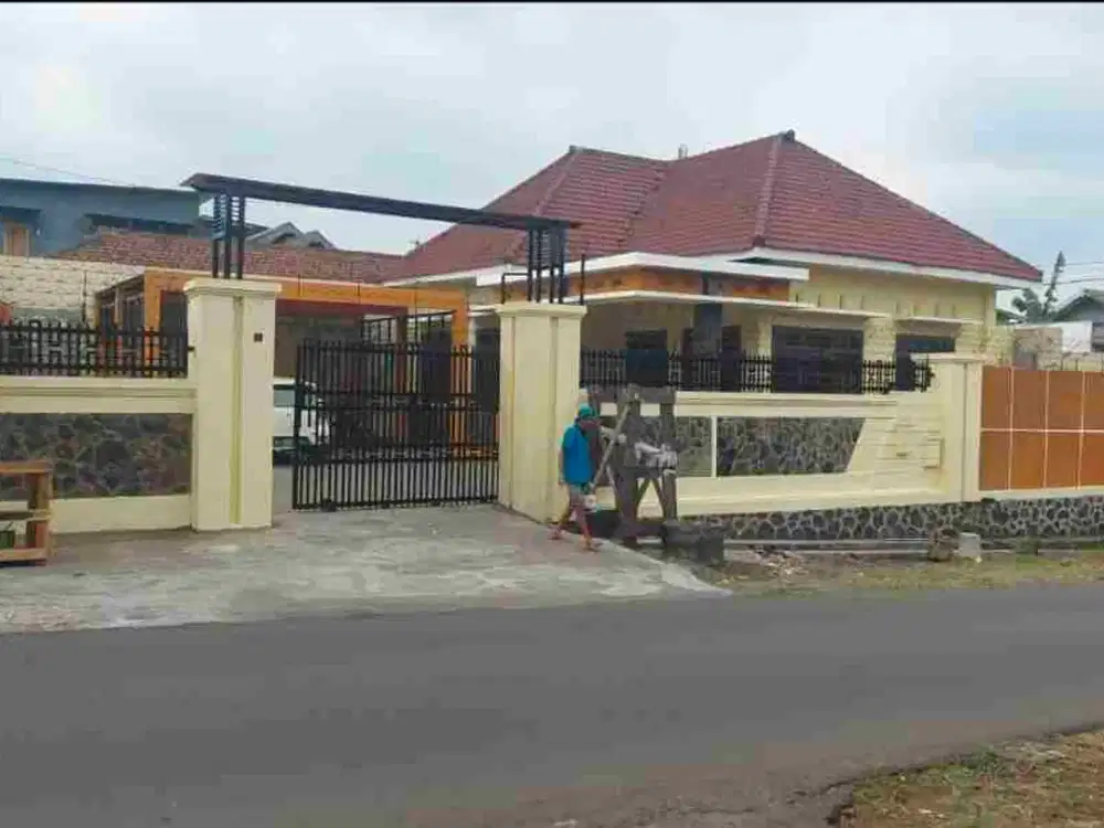 rumah murah pinggir jalan raya dejat RSJ dan pasar lawang, hanya 150 m dari jalan raya malang sby. bagus buat segala usaha, cucian mobil, kos, guest house, resto atau hunian serta kantor juga bagus. BU SGERA