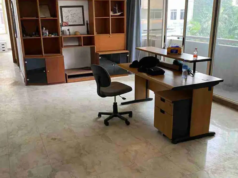 Apartment Grand Slipi Tower Luas 118m2 3+1 BR ada balkon. low floor semi furnish Jual Cepat