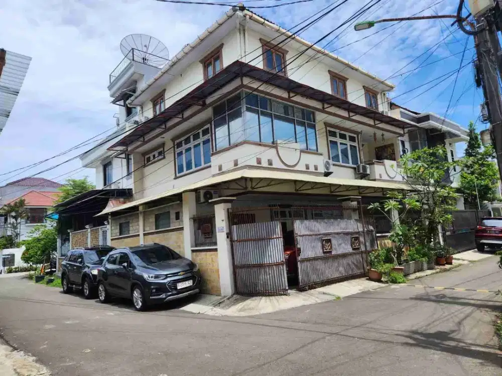 dijual rumah di agung utara 3 setengah lantai hoek selatan barat