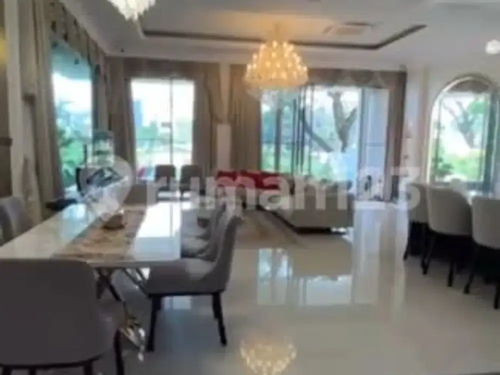 Rumah Mewah Jarang Ada View Danau di Green Lake City