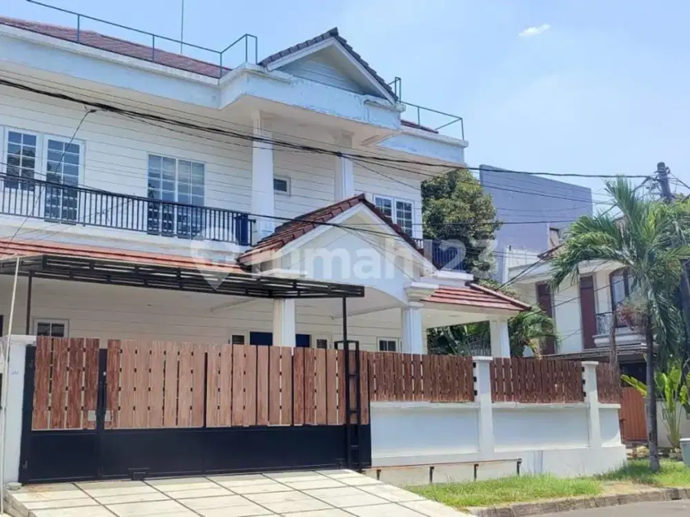 Rumah Nyaman Terang Banyak Jendela Dan Taman di Semanan