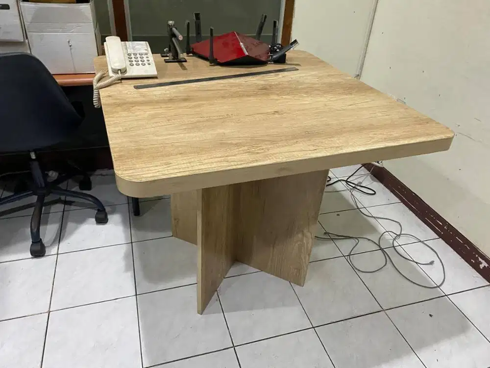 Meja Meeting / Meja Kantor Minimalis Motif Kayu – Kondisi Bagus