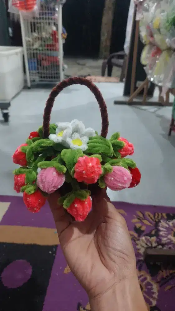 Strawberi hiasan meja/ mobil dari kawat bulu