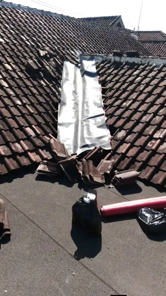 Perbaikan atap rumah yang bocor