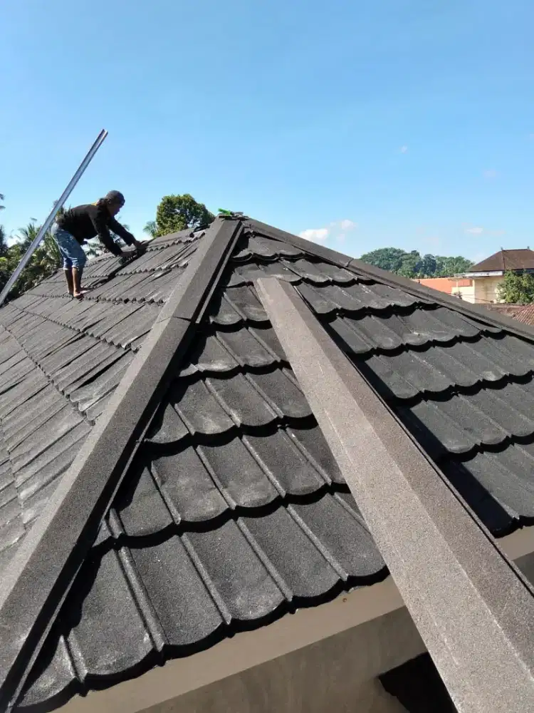 Perbaikan atap rumah yang bocor