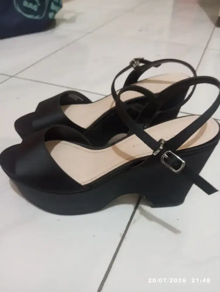 Sepatu wedges CHARLES & KEITH ORI size 39