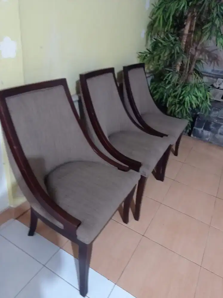 Kursi jati untuk meja makan
