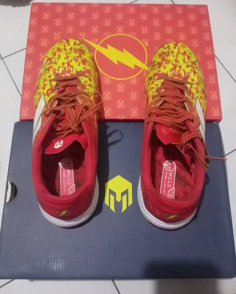 Sepatu futsal mills flash