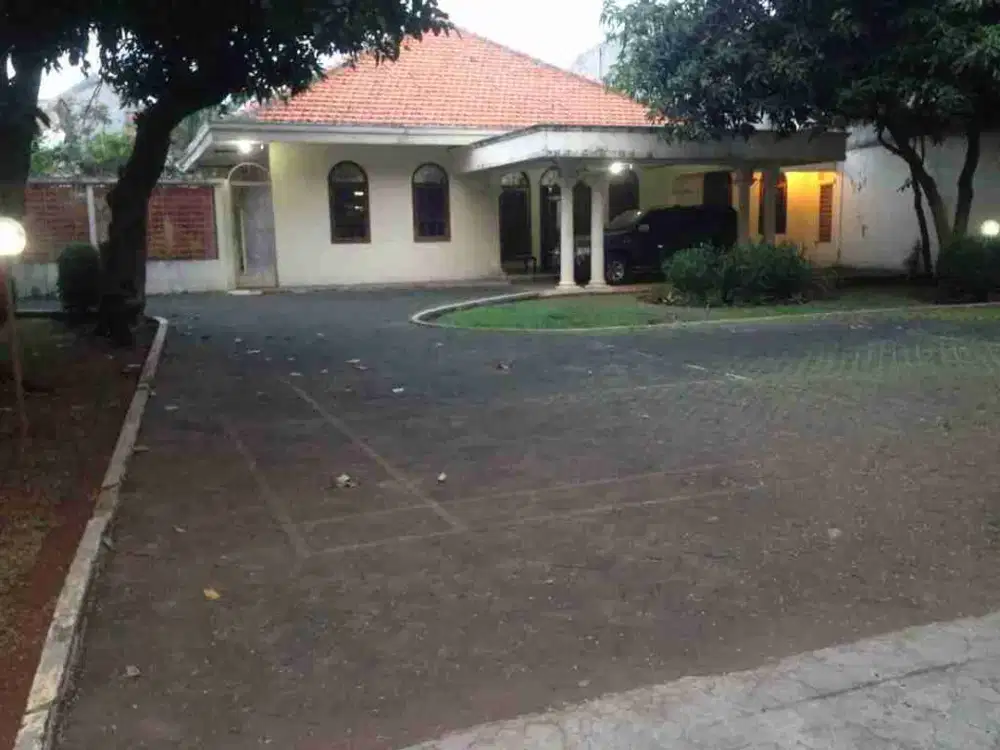 Rumah luas 1000 m² di Tebet dijual di harga NJOP