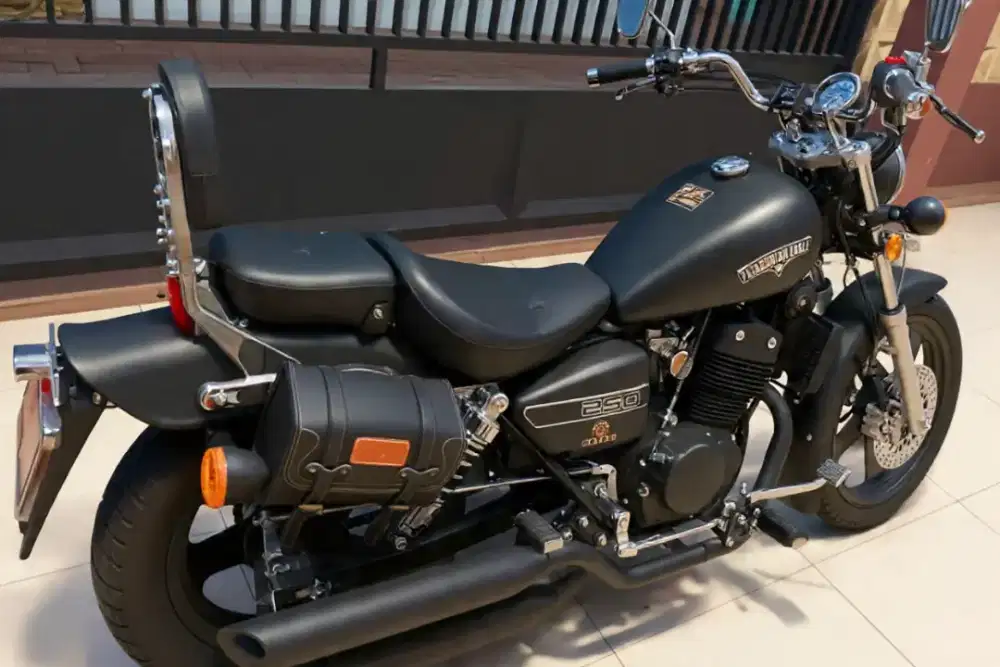 BENELLI PENTAGONIAN EAGLE 250cc baru dipakai 6 bulan , mulus , ori