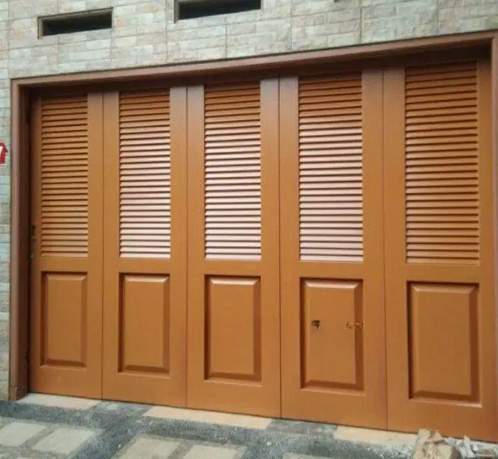 Pintu garasi mobil
