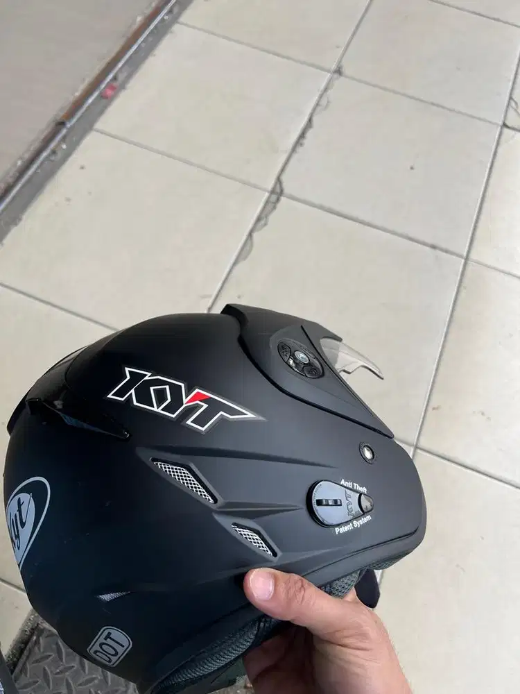 HELM KYT Dot Hitam Doft , kondisi masi baru.