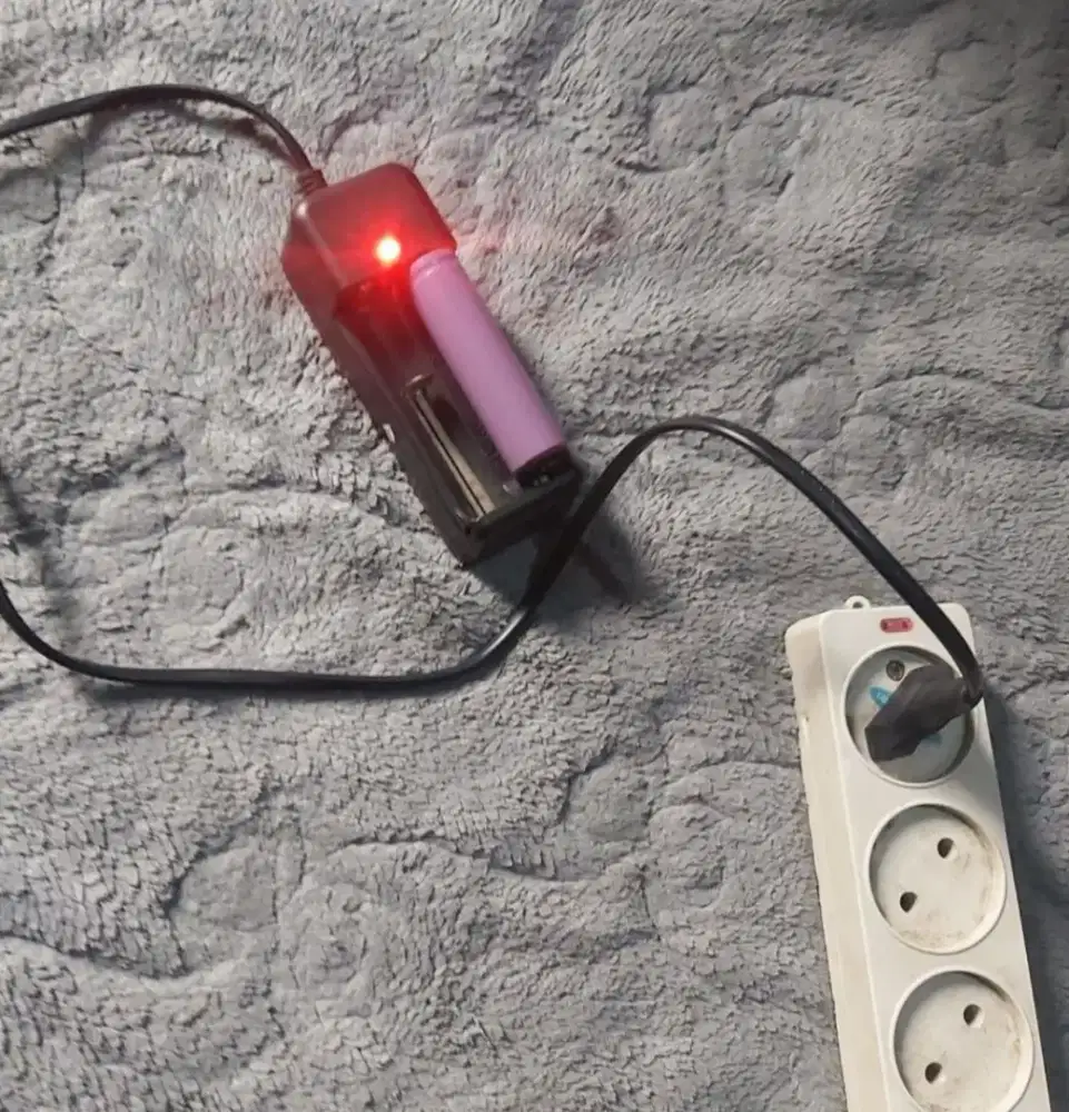 Batere Charger 18650 dan batere charger kecil universal.Fungsi Normal.