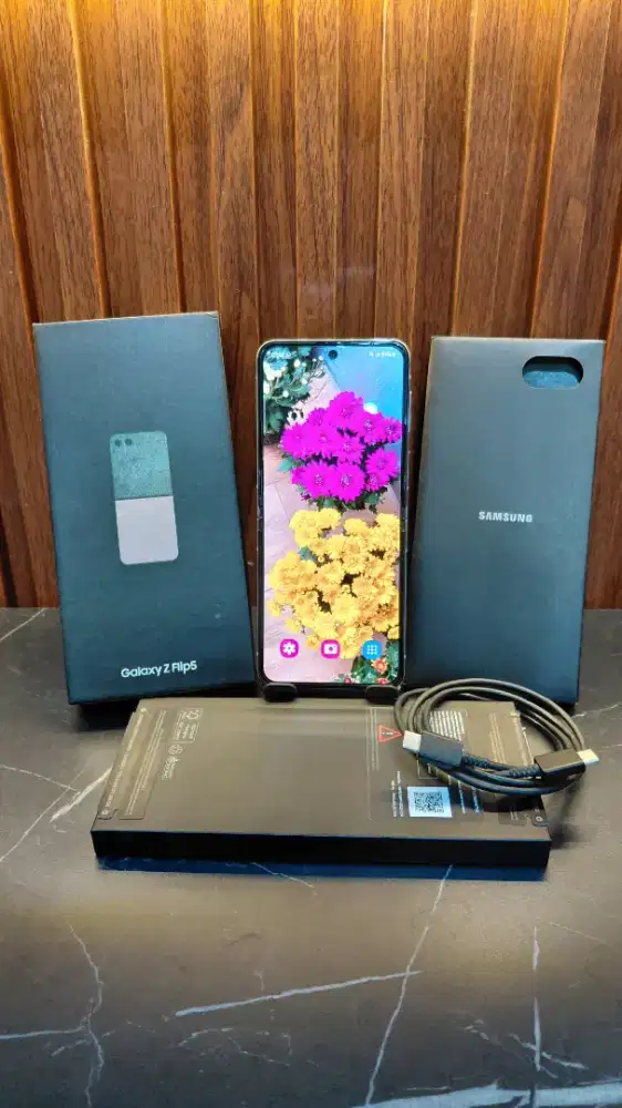 SAMSUNG 5G Z FLIP 5 LIKE NEW