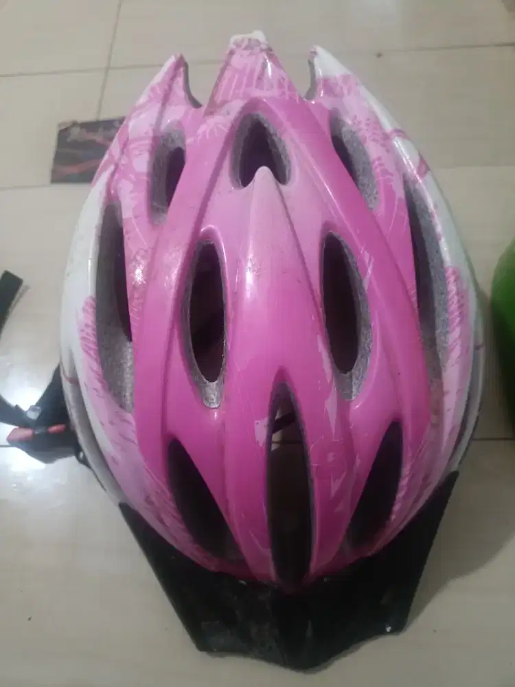 Dijual helem sepeda warna pink kondisi bagus 99%