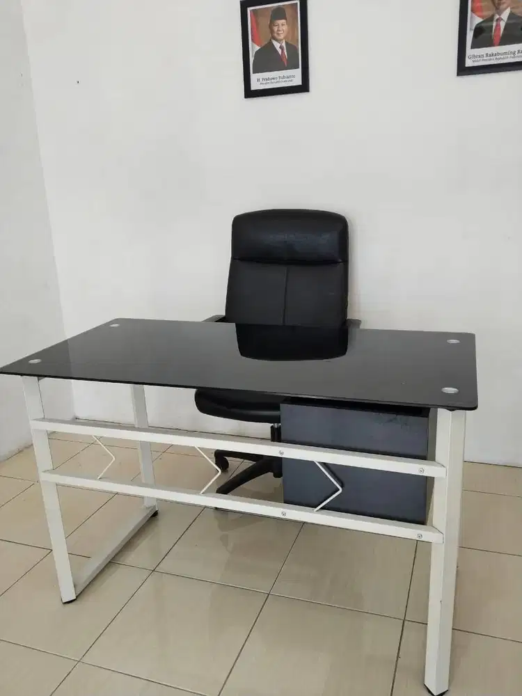 Paket Meja Kantor Tempered Glass dan Kursi Kantor