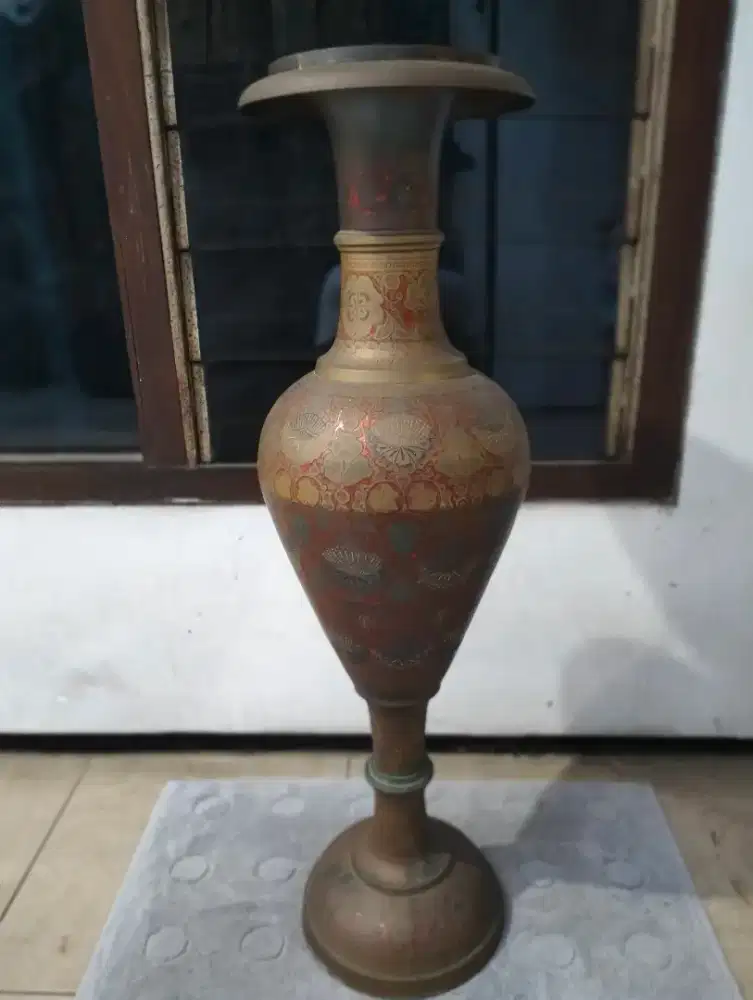 Vas Kuningan Khas India