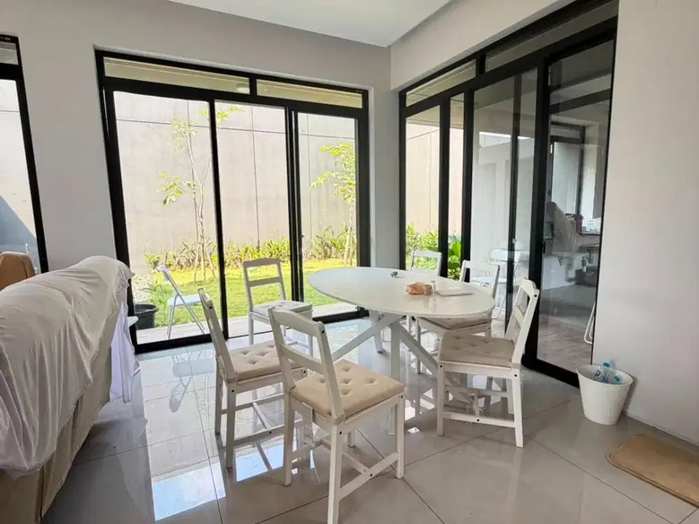 Disewakan Rumah Dua Lantai Hoek, Kota Baru Parahyangan