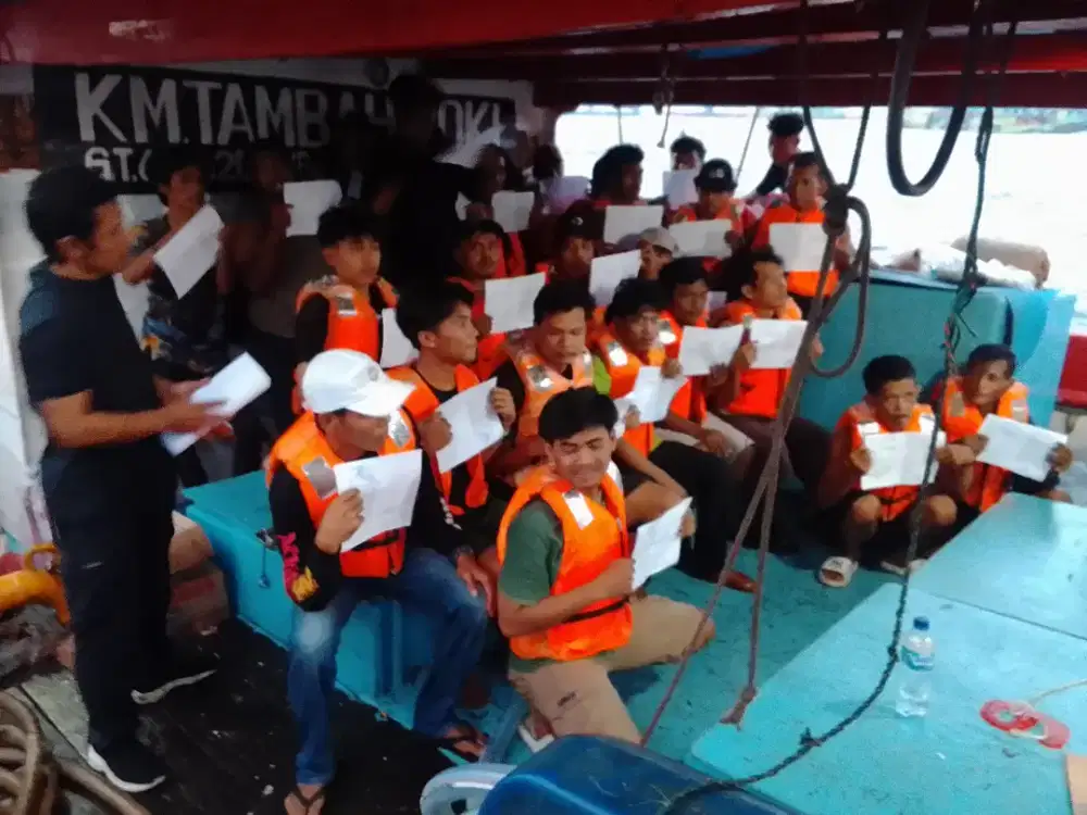 ABK kapal nelayan memancing cumi  dan ikan