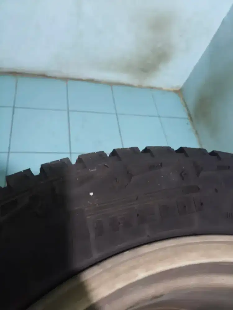 Dijual 4pcs ban R20 uk 285/50 AT merk pirelli tahun 2024